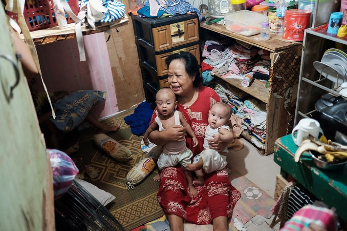 Căn phòng bé nhỏ này có tới 5 người đang sinh sống.