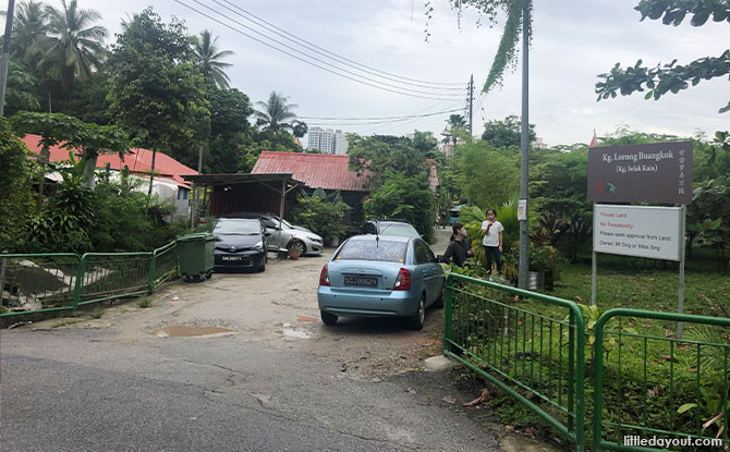 Ngày nay, chỉ một số ít ngôi làng còn lại ở các đảo lân cận, còn ở đảo chính của Singapore, Lorong Buangkok là làng quê duy nhất còn tồn tại.