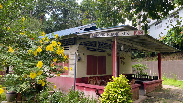 Dù người dân ở đây sống trong những ngôi nhà truyền thống nhưng mọi công việc và hoạt động của họ không khác gì những người Singapore bình thường. Một số người làm văn phòng ở trung tâm thành phố hay buôn bán tạp hóa.