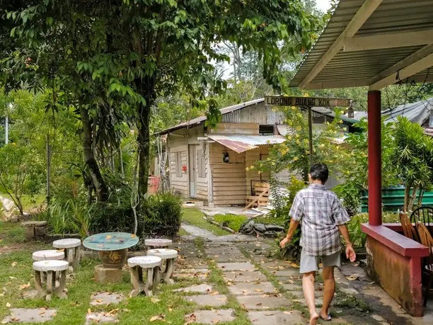 Trái nghịch với cảnh những tòa nhà chọc trời sầm uất của Singapore ngày nay, làng Lorong Buangkok vẫn còn nguyên những ngôi nhà gỗ nhỏ xinh.