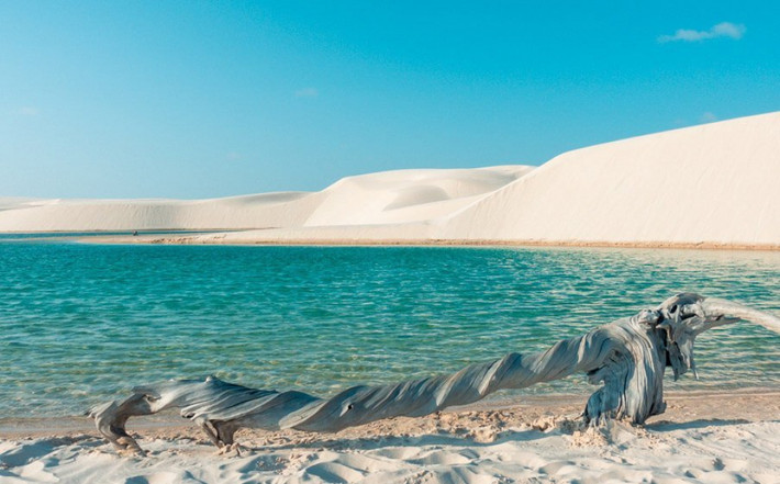 Nhìn từ trên không, Lençóis Maranhenses như thể thiên đường với những đụn cát trắng mịn uốn lượn xen lẫn với những hồ nước ngọt màu ngọc lục bảo hay lam ngọc lấp lánh dưới nắng.