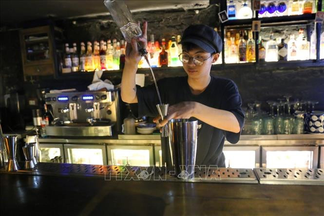 Nhân viên pha chế tại một quán bar trên phố Tạ Hiện.