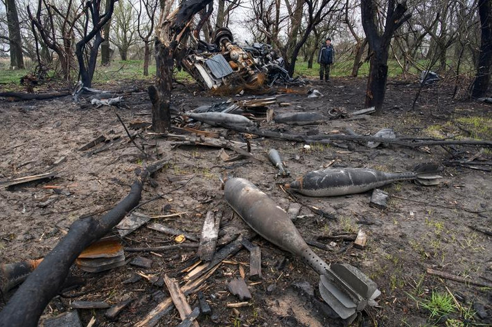 Nhiều đội rà phá bom mìn của Ukraine đang phải cật lực làm việc. Ảnh: Reuters.