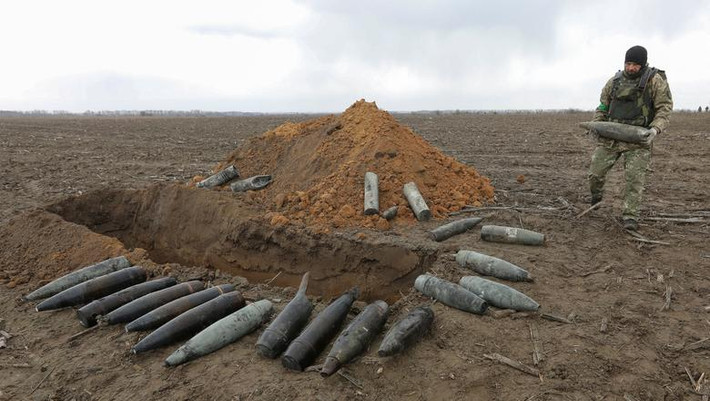 Những đội rà phá bom mìn của Ukraine phải làm việc liên tục. Ảnh: Reuters.