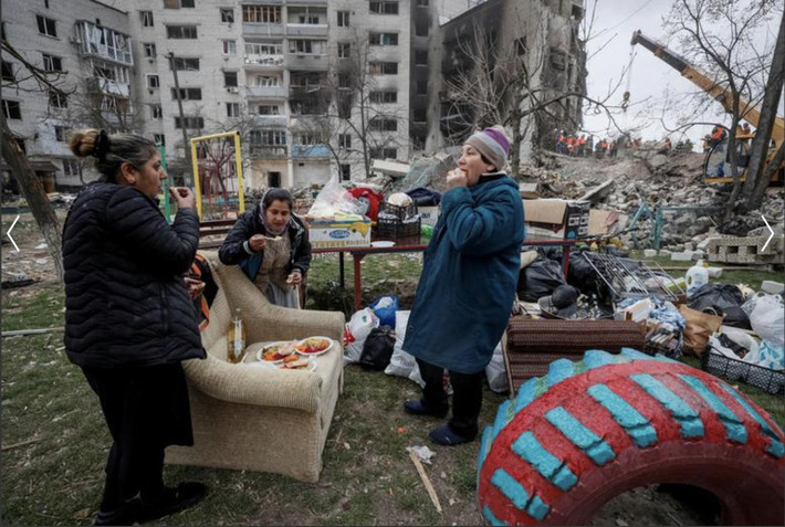 Reuters đã tái hiện cuộc sống thường nhật của người dân Ukraine giữa thời bom đạn qua loạt ảnh sau.
