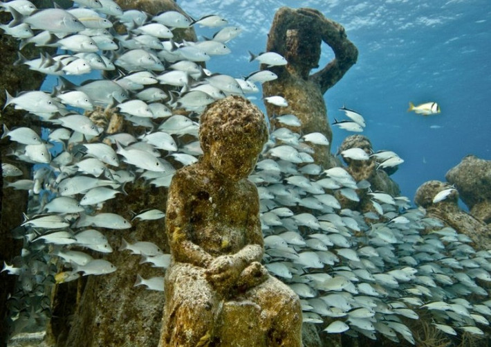 Công viên điêu khắc dưới nước Sculpture nằm ngoài khơi bờ biển phía Tây Grenada. Lần đầu tiên trên thế giới, công viên nghệ thuật mở cửa cho công chúng tham quan vào tháng 5/2006.