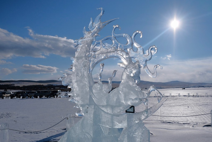 Lễ hội năm nay được tổ chức tại hồ Baikal, Siberia, với sự tham gia của nhiều nhà điêu khắc cũng như hàng trăm du khách.