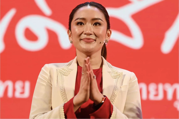 Con gái út cựu Thủ tướng Thái Lan ra mắt tại cuộc họp của đảng Pheu Thai vào tháng 10/2021 và các cuộc bổ nhiệm liên tiếp trong đảng đã tiếp sức cho các dự đoán rằng bà có thể trở thành ứng viên Thủ tướng của đảng.