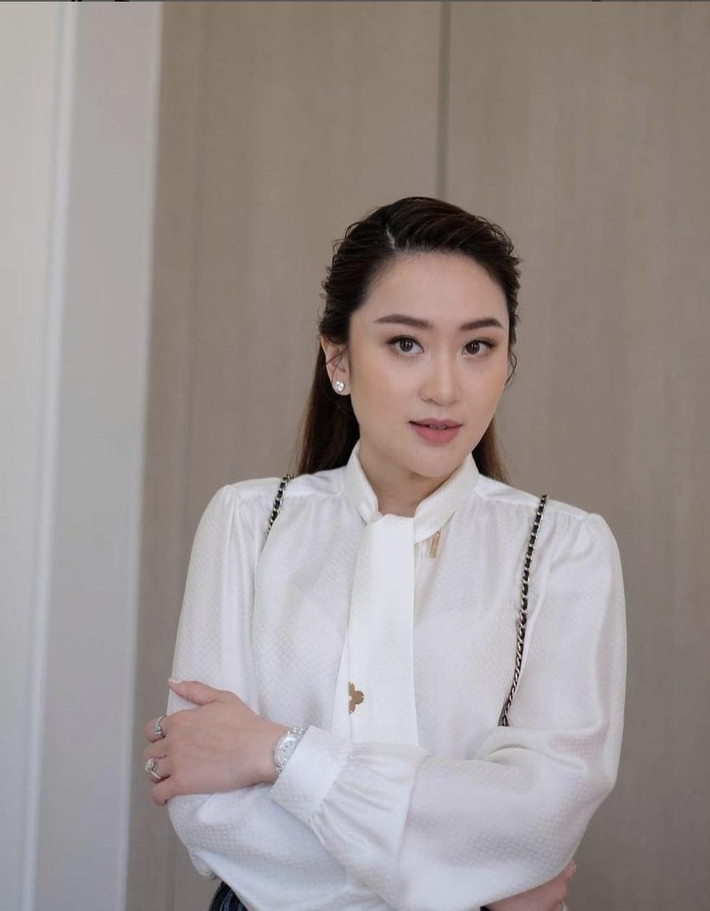 Paetongtarn tốt nghiệp Khoa Khoa học Chính trị từ trường Đại học Chulalongkhorn (CU) và sau đó học quản lý khách sạn quốc tế tại Đại học Surrey, Vương quốc Anh.
