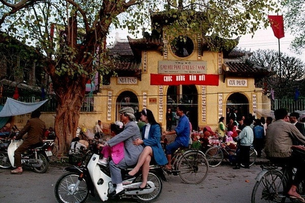 Người dân đi chơi tết.