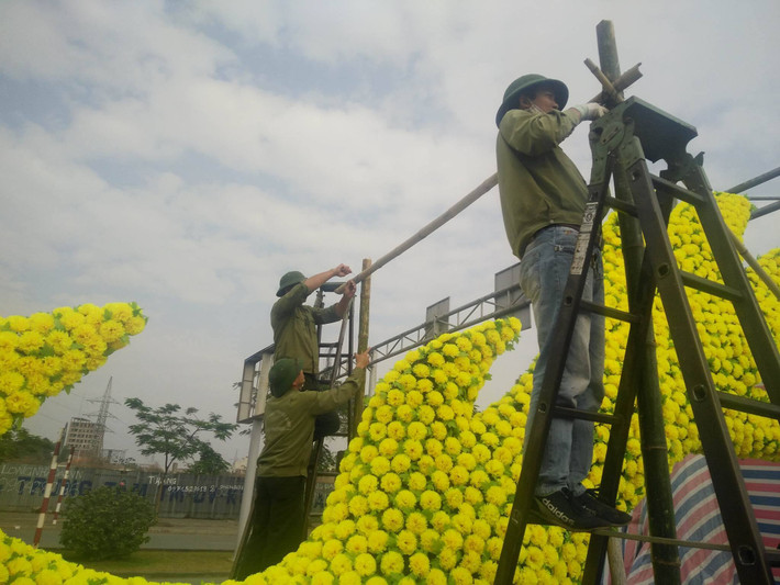 Các công nhân đang miệt mài chỉnh sửa lại đôi rồng hoa ở Hải Phòng.