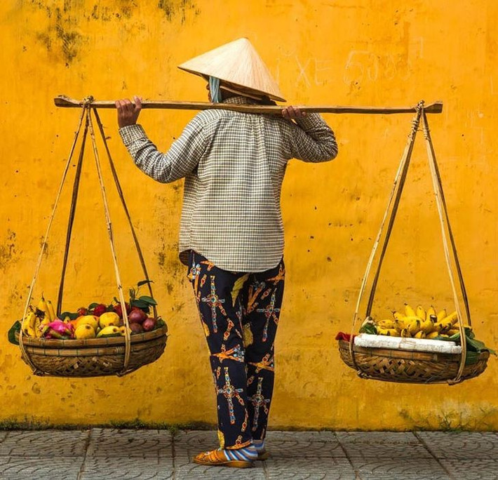 Hình ảnh con người Việt Nam khi lao động là một trong những chủ đề của ông Réhahn được đánh giá cao. Trong ảnh là người bán gánh hàng rong trên đường phố ở Việt Nam.