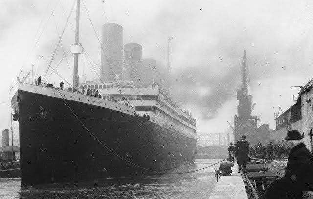 Nhiều người dân ra bến cảng để tận mắt nhìn thấy tàu Titanic.