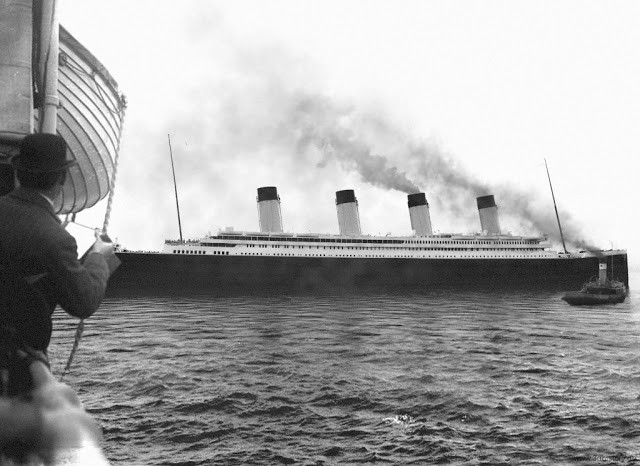 Nhiều người dân thích thú ngắm nhìn tàu Titanic với kích thước "khủng" và được thiết kế xa hoa tại cảng ở Southampton, Anh trước khi thực hiện chuyến hải hành đầu tiên và cũng là cuối cùng.