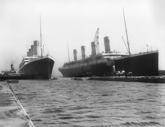 Tàu Titanic neo đậu bên cạnh tàu "chị em" RMS Olympic tại Belfast ngày 6/3/1912.