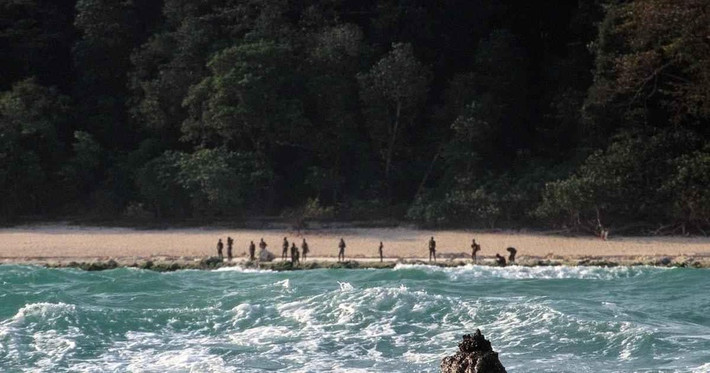Đảo Bắc Sentinel thuộc quần đảo Andaman và Nicobar, vịnh Bengal là nơi sinh sống của bộ tộc Sentinelese. Đây là một trong những địa điểm cấm du khách ghé thăm.