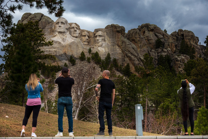 Mỗi bức tượng Tổng thống Mỹ trên ngọn núi Rushmore cao 18m. Phần mũi cao khoảng 6,4m, mắt rộng 3,4m và miệng rộng 5,5m.