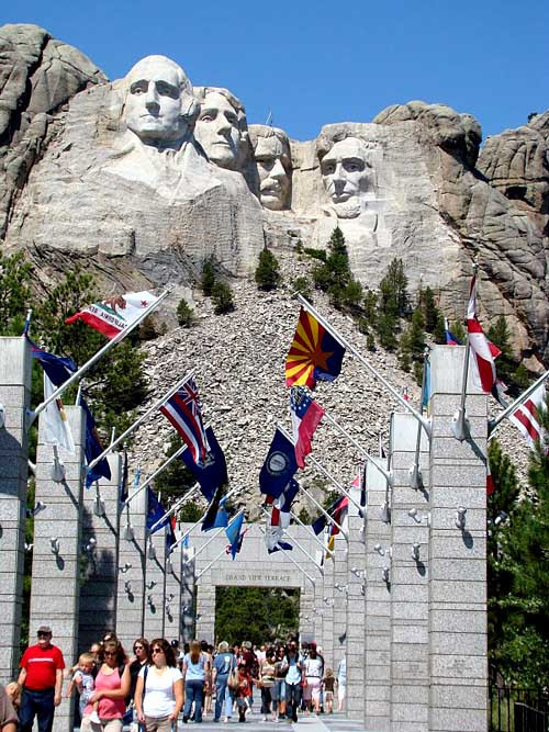 George Washington, Thomas Jefferson, Teddy Roosevelt và Abraham Lincoln được đánh giá là những Tổng thống kiệt xuất của Mỹ. Vì vậy, họ được chọn để tạc vào núi Rushmore.