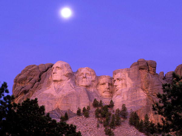 Toàn thể 4 bức tượng tạc vào núi Rushmore nằm trên diện tích 5,17 km2 và cao1.745m so với mực nước biển.