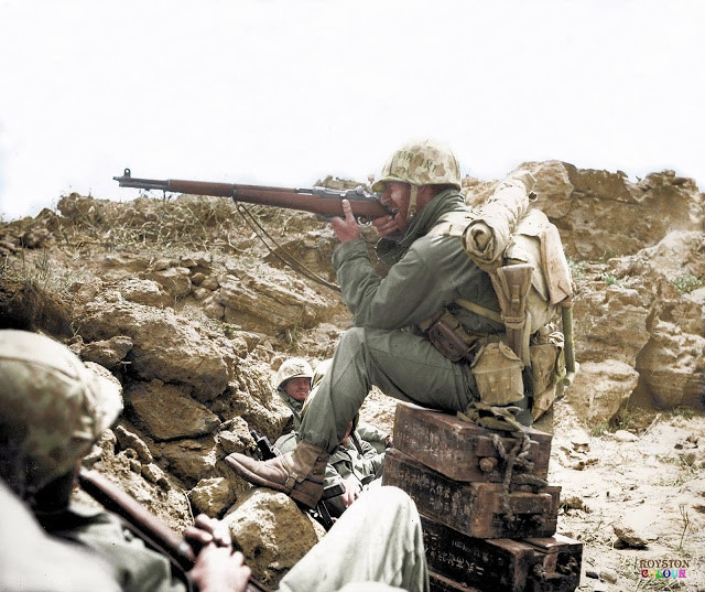 Lính thủy đánh bộ Mỹ sử dụng súng trường Garand M1 trong cuộc chiến với lực lượng Nhật Bản trên đảo Iwo Jima hồi háng 2 - 3/1945.
