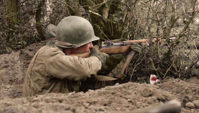 Một lính Mỹ mai phục và ngắm bắn tiêu diệt lính địch năm 1944.