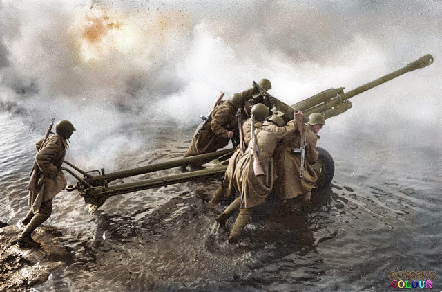 Một đơn vị pháo binh của Liên Xô vận chuyển khẩu pháo băng qua sông Oder, Đức tháng 12/1944.