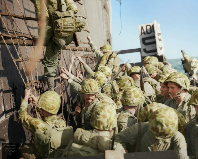 Lính thủy đánh bộ Mỹ trên một con tàu đổ bộ khi tham gia trận chiến Peleliu diễn ra từ tháng 9 - 11/1944.