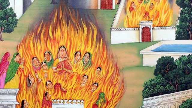 Người ta tin rằng, nếu góa phụ thực hiện lễ Sati, gia đình họ sẽ gặp may mắn trong 7 đời. Việc thực hiện tập tục này cũng chứng tỏ người vợ chung thủy với chồng như thế nào.