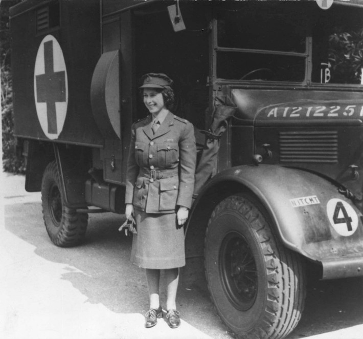 Nữ hoàng Anh Elizabeth II là một trong những nhân vật hoàng tộc nổi tiếng và được công chúng yêu quý nhất thế giới. Không phải ai cũng biết, trước khi trở thành Nữ hoàng, bà từng làm thợ sửa xe. Lúc này, bà là công chúa Anh trẻ tuổi và xinh đẹp.