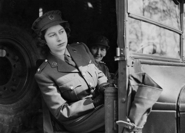 Hình ảnh công chúa Elizabeth II trên một chiếc xe quân sự năm 1945.