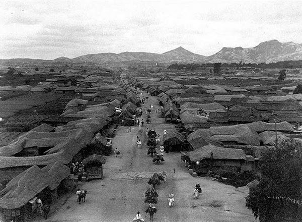 Những ngôi nhà gỗ của người dân ở Seoul nằm san sát nhau.