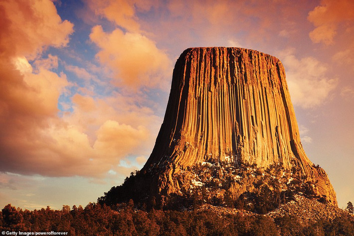 Tháp Quỷ (Devils Tower) thuộc phía đông bắc bang Wyoming, Mỹ là một điểm đến nổi tiếng thế giới. Đây là khối đá khổng lồ dạng cột đứng có phần đỉnh cao 1558m so với mực nước biển.