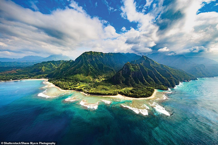 Đảo Kauai ở Hawaii được biết đến là hòn đảo nhiệt đới tuyệt đẹp. Địa điểm này thu hút du khách với những rặng san hô, bãi biển xinh đẹp và các đỉnh núi lửa kỳ vĩ.
