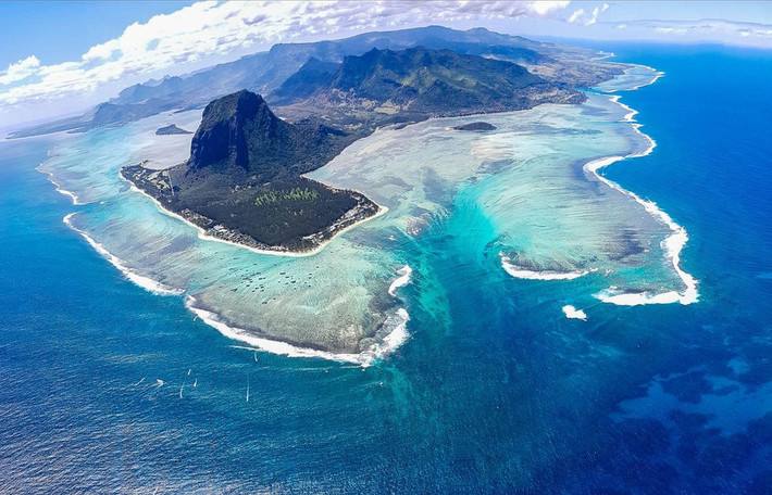 Quốc đảo Mauritius có nhiều những cảnh quan kỳ vĩ. Trong số này, nổi tiếng nhất là "thác nước dưới biển". Kỳ quan thiên nhiên này nằm ở mũi tây nam của đảo. Khi nhìn từ xa, đặc biệt là từ máy bay, du khách sẽ thấy như dưới biển có một thác nước kỳ vĩ.