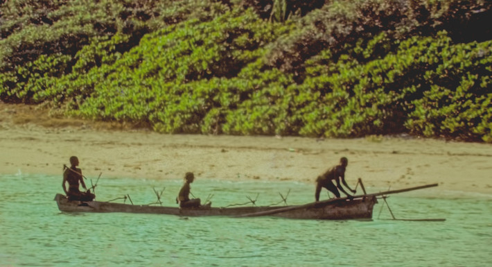 Hậu quả là Sunder Raj và Pandit Tiwari bị người Sentinelese phát hiện đang lại gần hòn đảo. Do vậy, những ngư dân này bị tấn công và giết chết bằng "cơn mưa" mũi tên của người Sentinelese.