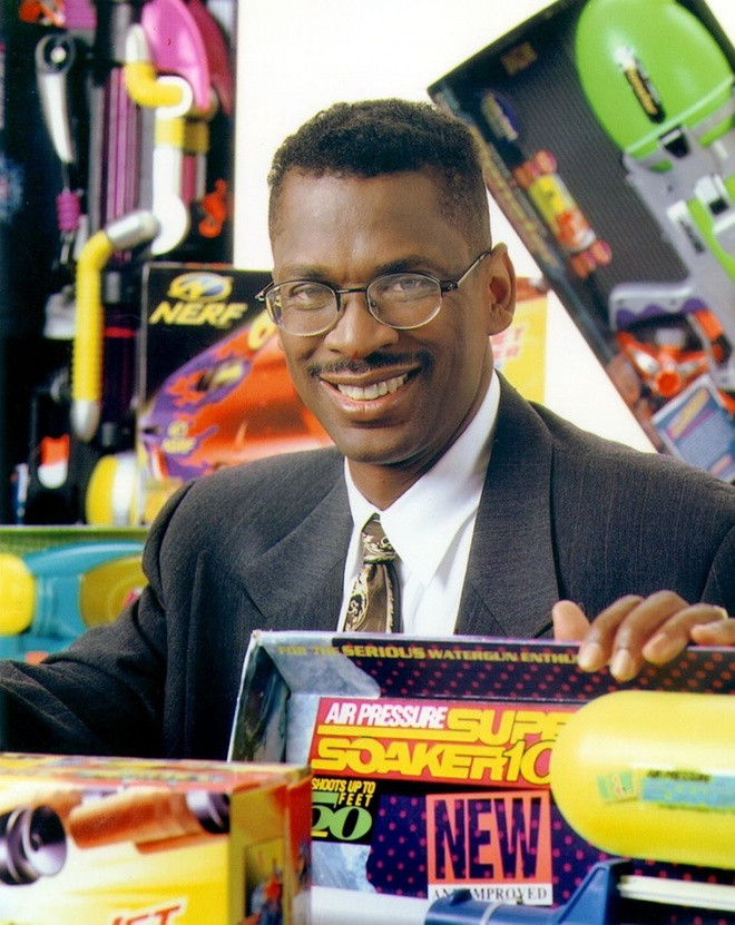 Lonnie Johnson là một trong những người da màu thành công nhất thế giới. Ông có những phát minh nổi tiếng góp phần thay đổi cuộc sống của nhân loại.
