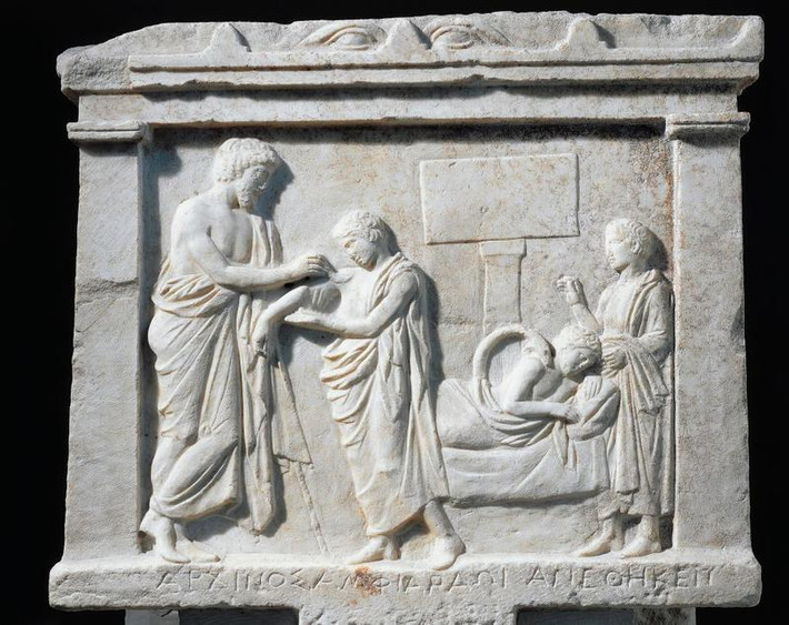 Vì vậy, Agnodice dần trở thành bác sĩ thành công và danh tiếng nhất Athens. Khi thấy Agnodice được mọi người yêu thương, nhiều bác sĩ nam bộc lộ sự đố kỵ, ghen ghét. Thậm chí, họ cáo buộc Agnodice quyến rũ, lạm dụng các nữ bệnh nhân.