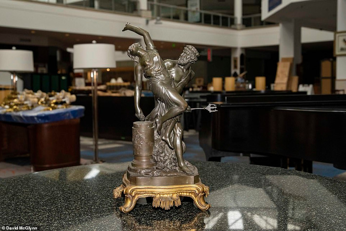 Bức tượng đồng thần Poseidon có từ thế kỷ 19 được trưng bày trong phòng của Thủ tướng Churchill ước tính sẽ được bán với giá khoảng 2.500 USD.