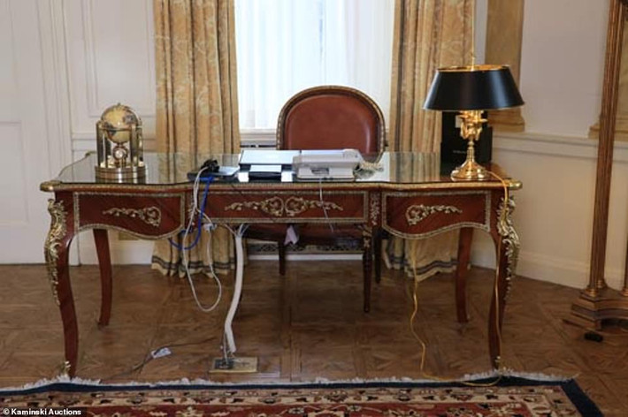 Phòng tổng thống ở tầng 35 của khách sạn Waldorf Astoria là nơi nhiều ông chủ Nhà Trắng sử dụng kể từ thời Herbert Hoover. Chiếc bàn làm việc này cũng được đem bán đấu giá.