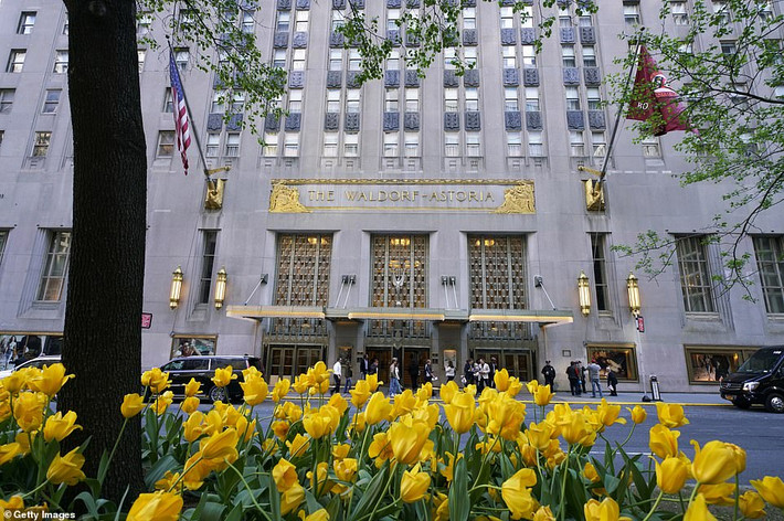 Khách sạn Waldorf Astoria ở New York, Mỹ bán đấu giá 80.000 cổ vật từng được các nhân vật nổi tiếng lịch sử dùng khi nghỉ ngơi tại đây. Theo đó, nhiều món đồ nội thất xa hoa có từ thế kỷ 19 được đem bán đấu giá từ ngày 17/10 - 15/11.