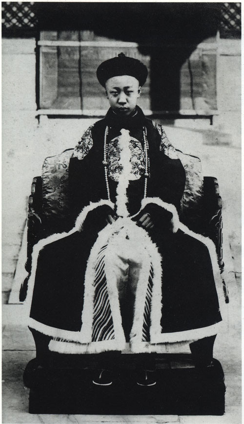 Cụ thể, vào năm 1912, Dân quốc thành lập nên vua Phổ Nghi bị buộc thoái vị. Dù phải thoái vị nhưng ông hoàng này vẫn nhận được một số ưu đãi như không phải bỏ đế hiệu và tiếp tục được ở trong hoàng cung.