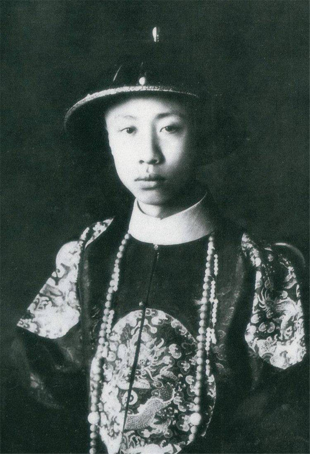 Vào năm 1946, Phổ Nghi được đưa đến Nhật Bản làm nhân chứng tại Tòa Quân sự Quốc tế về vấn đề vùng Viễn Đông. Trong thời gian sống với thân phận tù binh ở Liên Xô, Phổ Nghi quyên góp một phần tài sản của mình cho chính quyền nước sở tại với lý do là hỗ trợ tái thiết sau chiến tranh. Sau 5 năm làm tù binh ở Liên Xô, vào năm 1950, Phổ Nghi được trao trả về Trung Quốc.