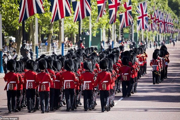 Vào những ngày mưa, lính cận vệ vẫn làm nhiệm vụ trước cổng cung điện Buckingham. Do bị ngấm nước nên chiếc mũ da gấu mà họ đội có thể nặng hơn 4 kg.
