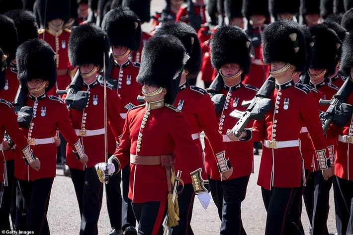 Không chỉ làm nhiệm vụ canh gác tại nơi ở của Nữ hoàng Elizabeth II, đội cận vệ còn gây chú ý khi tham gia những sự kiện lớn như lễ diễu hành kỷ niệm sinh nhật người đầu Hoàng gia Anh.