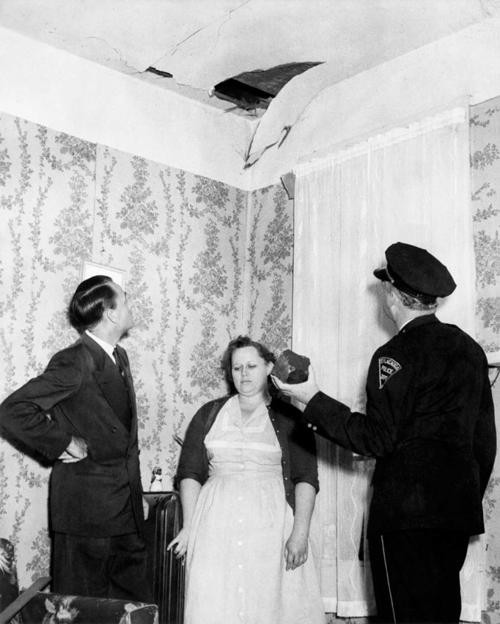 Vào ngày 30/11/1954, một thiên thạch rơi trúng xuống ngôi nhà của Ann Elizabeth Hodges ở Sylacauga, bang Alabama, Mỹ.