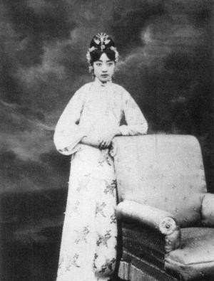 Đến năm 1924, Phổ Nghi bị quân phiệt Phùng Ngọc Tường ép phải rời khỏi Tử Cấm Thành. Theo đó, ông hoàng cùng Uyển Dung chuyển đến sống ở Thiên Tân. Họ sống dưới sự kiểm soát của người Nhật Bản.
