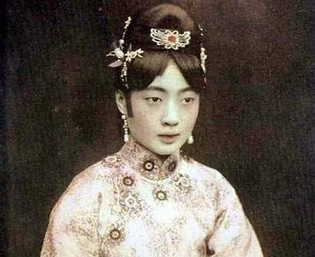 Vào thời điểm này, hoàng đế Phổ Nghi chỉ là vua trên danh nghĩa, không có thực quyền do tình hình chính trị bất ổn. Vì vậy, ông được xem là một vị vua bù nhìn. Theo đó, cuộc sống của hoàng hậu Uyển Dung cũng không quyền quý như những vương hậu trước.
