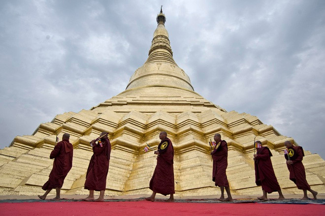 Ngoài tháp chính, chùa Shwedagon có 4 tháp nhỏ ở 4 hướng và hơn 60 tháp nhỏ hơn nằm rải rác trong khuôn viên công trình cổ kính này.