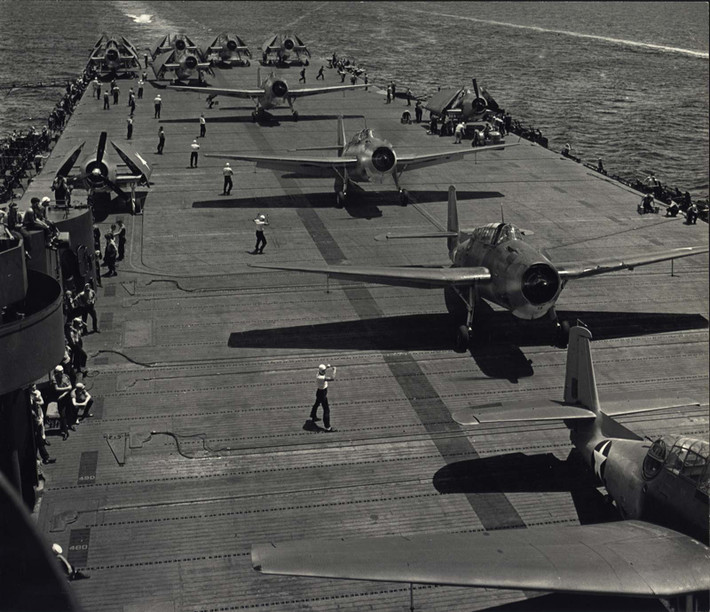 Sau sự kiện Trân Châu Cảng cuối năm 1941, Mỹ chính thức tham gia Thế chiến 2. Hải quân là một trong số các lực lượng quân sự được Mỹ triển khai trong cuộc chiến chống phát xít Đức. Vì vậy, nhiều tàu sân bay Mỹ rời căn cứ làm nhiệm vụ. Trong ảnh là các thủy thủ chuẩn bị cho các máy bay cất cánh từ tàu sân bay.