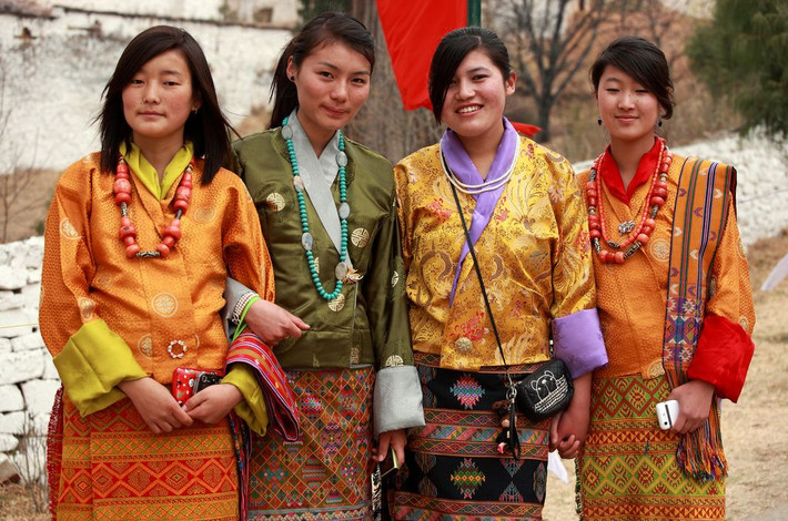 Tên của mỗi người dân Bhutan có 2 tiếng nhưng không phân chia theo họ tên. Theo đó, mọi thành viên trong một gia đình có tên hoàn toàn khác nhau.